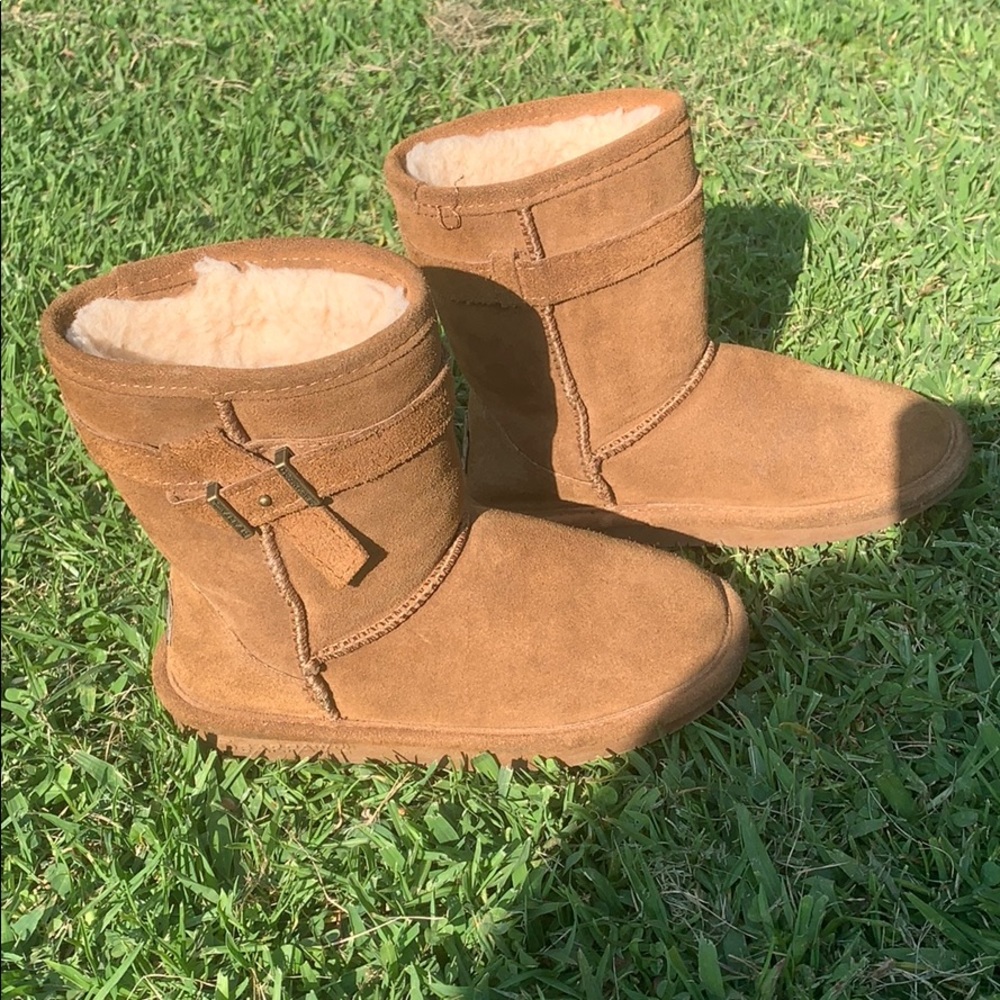 Girl Bear paw boots  size 13